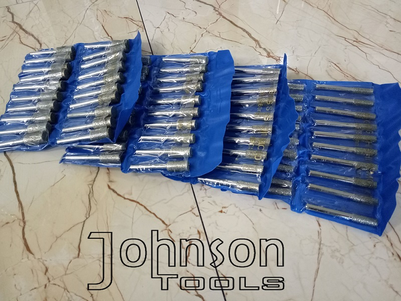 Puntas cilíndricas galvanizadas con montura de diamante.